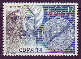 Al Zarqali o Azarquiel residió en Toledo entre 1061 y 1080, y falleció en Córdoba, en 1100. A la derecha figura un nuevo tipo de astrolabio llamado azafea, de invención suya, que mejoraba y simplificaba los existentes, sobre el cual escribió un tratado que, como otras de sus obras, fue utilizado por los astrónomos de Alfonso X de Castilla y traducido al romance. (BOE, Virgilio Zapatero, 6/11/1986)